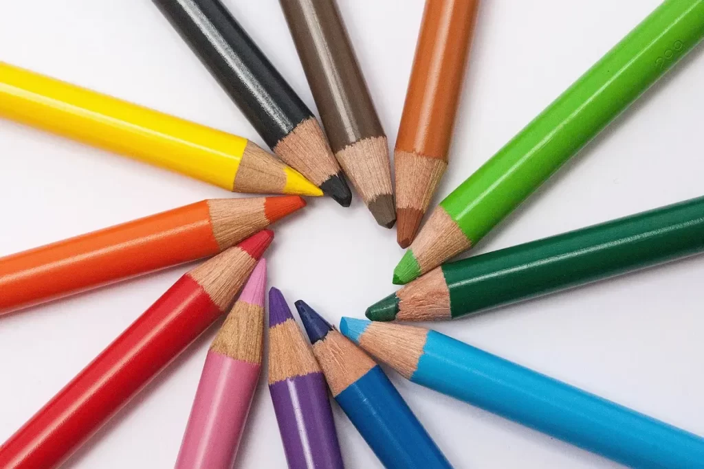 مجموعة من أقلام التلوين والتي تشكل أهم عناصر ومبادئ الجرافيك ديزاين - A set of coloring pencils, constituting essential elements that embody the principles of graphic design.